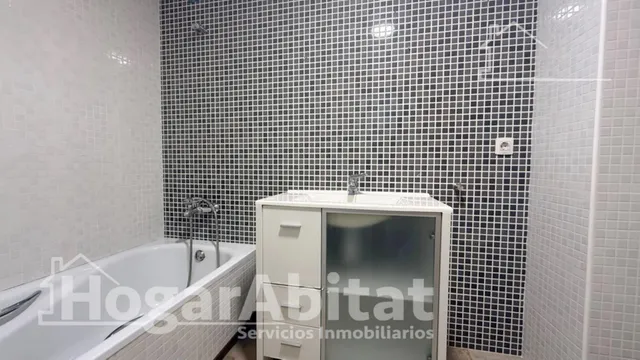 AMPLIO ADOSADO CON DOS TERRAZAS EN ZONA DEMANDADA — 29