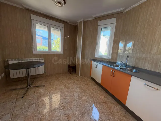 VENTA: Amplio Chalet en la Exclusiva Zona de Compostilla. — 4