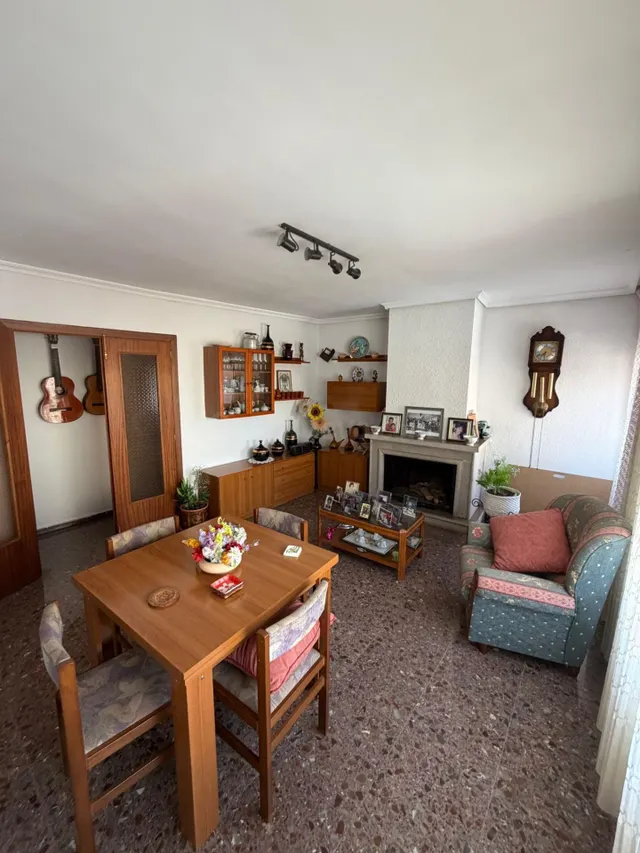 Venta de Vivienda en Castellón con Amplios Espacios y Gran T - foto 3