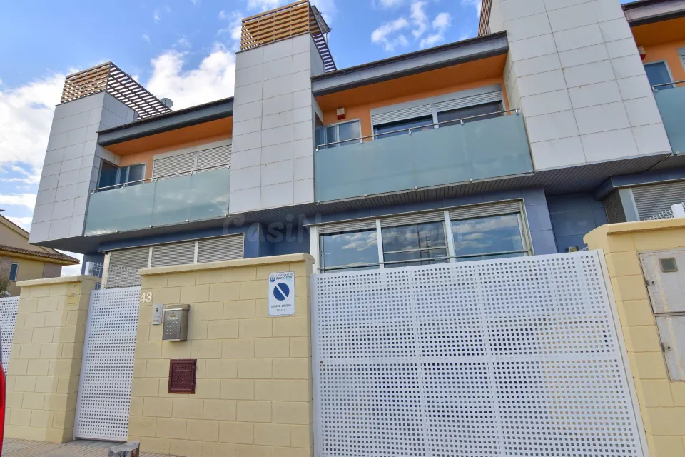Moderna y seminueva casa en Paiporta en zona tranquila, sin finca delante
