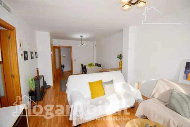 Vive con el confort de un residencial con piscina en este luminoso piso con balcón — 7