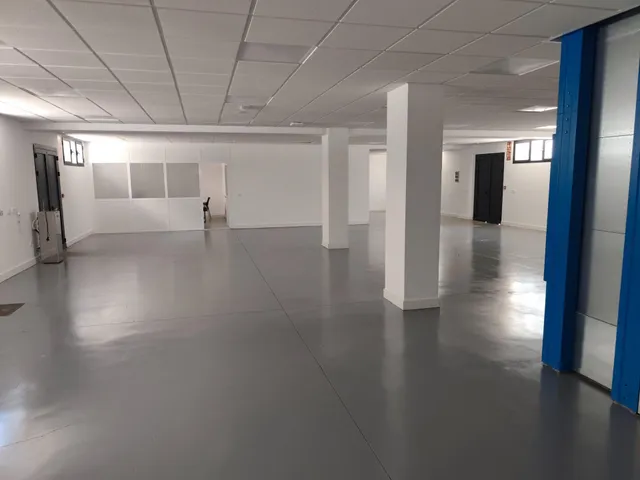 Nave en Poligono de Las Quemadas totalmente reformada y perfectamente instalada para uso mixto de oficinas y almacen — 48