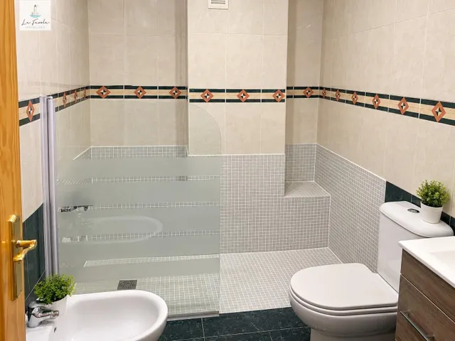 ¡Vive en el centro de Alhaurín el Grande! Amplio piso reformado de 3 dormitorios, con garaje y trastero — 8