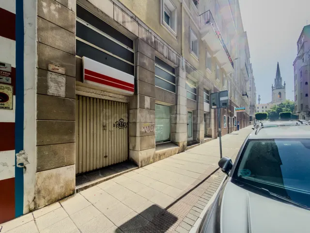 Amplio local comercial con escaparates y garaje privado en p - foto 2