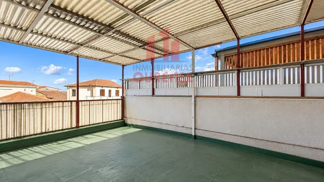 Casa de tres plantas con terraza y garaje amplio cerca del pazo de bentraces — 33
