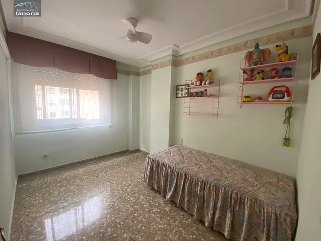 Grupo la Noria VENDE amplio piso SIN ascensor. 4 hab, 2 Baños. Completamente AMUEBLADO y EQUIPADO. — 25
