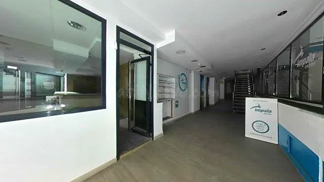 Local comercial 950m² en venta - Este - foto 3