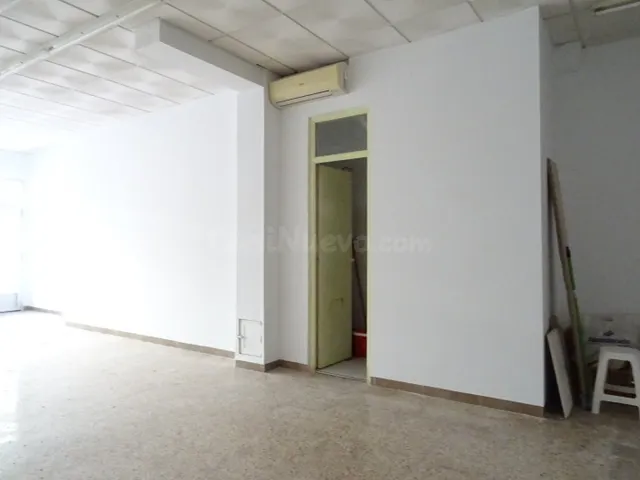 SE VENDE LOCAL COMERCIAL EN LA AVENIDA DE MADRID EN EL BARRI - foto 3