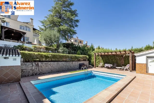 CASA PAREADA EN LA ZUBIA CON PISCINA, ZONA DE BARBACOA Y JARDÍN — 2