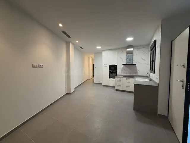 Estrena diseño y máxima eficiencia en esta moderna planta baja reformada con piscina y garaje — 4