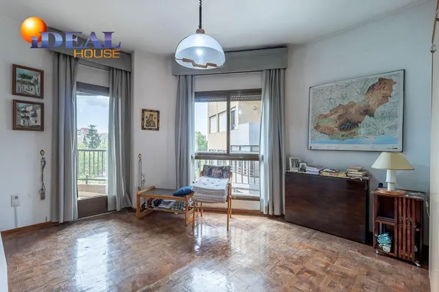 Pisazo en paseo del salón - Granada — 20