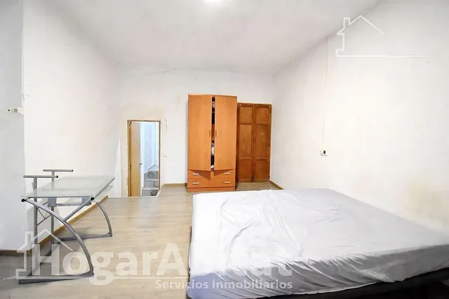 Casa luminosa y esquinera con balcón y dos terrazas, toda amueblada, en el centro — 14