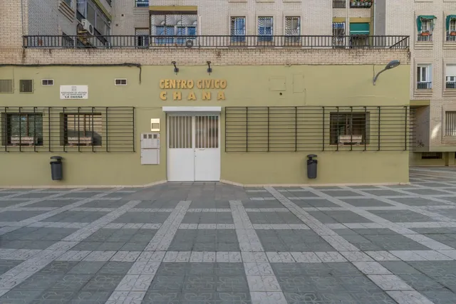 Local comercial amplio y polivalente en zona peatonal – La Chana, Granada — 27