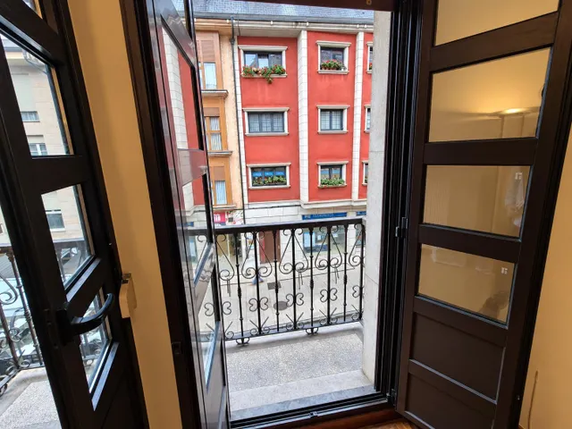 Piso con garaje, balcón y salón en dos alturas en la calle rosal, Oviedo — 16
