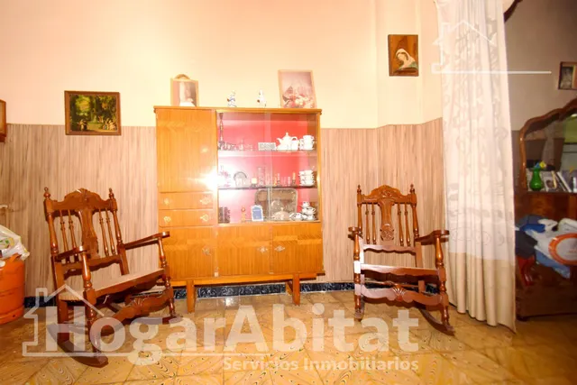 ¡OPORTUNIDAD ÚNICA! AMPLIA CASA PARA REFORMAR CON PATIO Y TRASTERO — 29