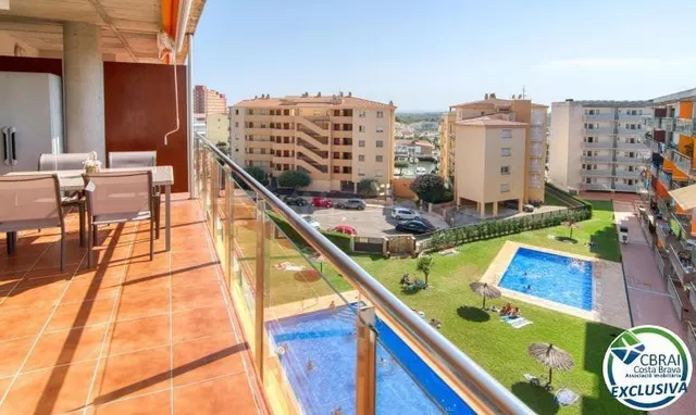 Luminoso ático con terraza, piscinas, parking y trastero en 