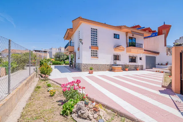 CHALET INDEPENDIENTE EN CAJAR PARCELA 1105 M2 PISCINA PISTA  - foto 4