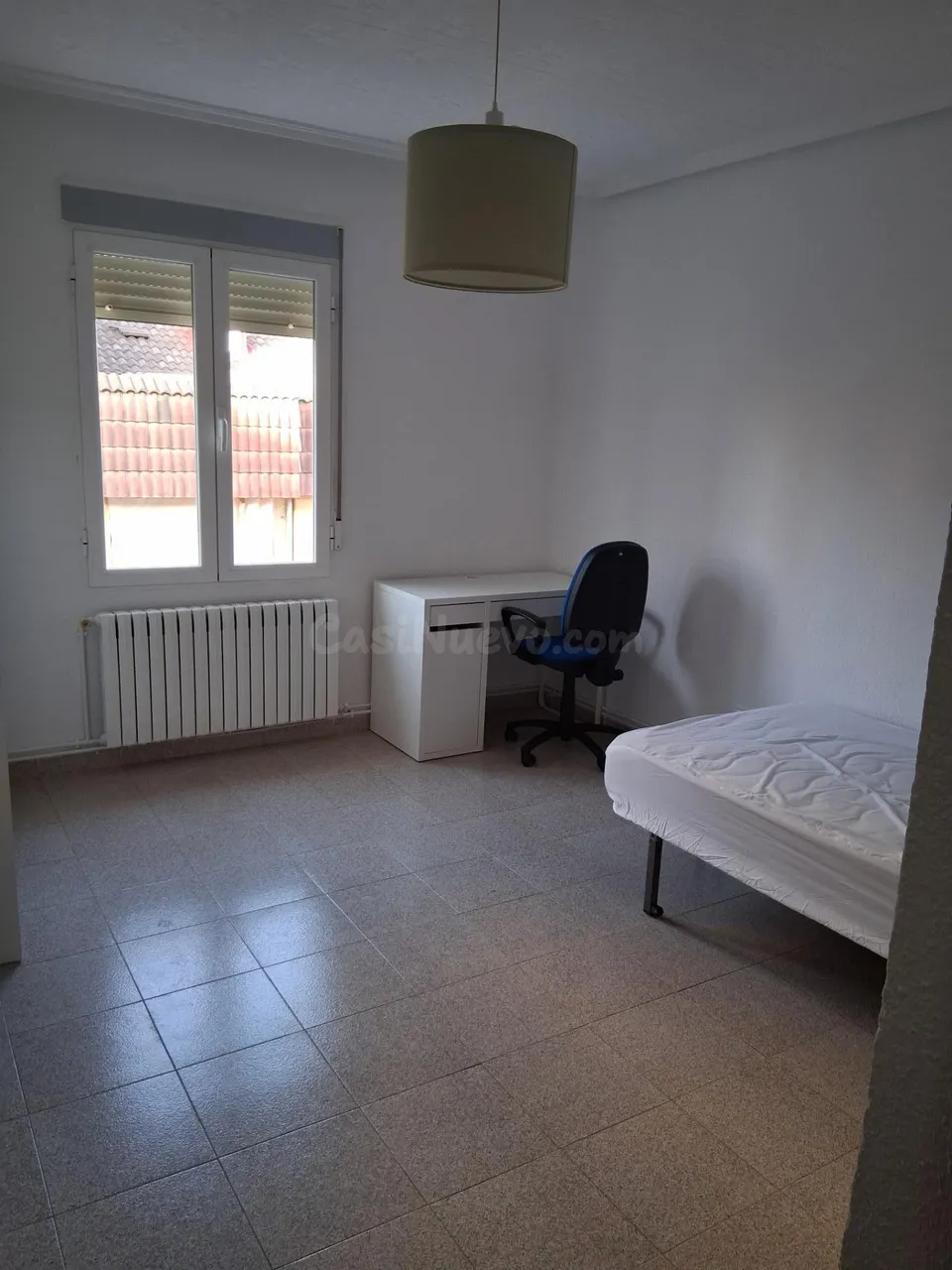 Amplio piso de cuatro dormitorios con muebles a estreno.