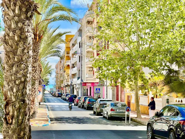 IMPECABLE VIVIENDA DE 2 habitaciones + PARKING EN PLENA AVENIDA DE LAS HABANERAS, A TAN SOLO 450m DE LA PLAYA — 2