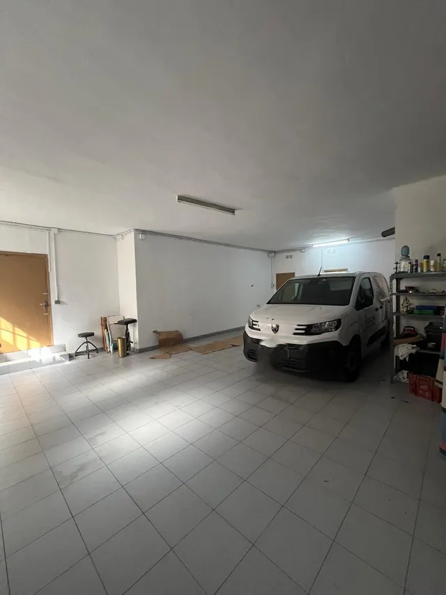 Local apto para diversos usos, garaje, almacén, comercio, cerca del Passeig Verdaguer por 79.000 Eur — 4
