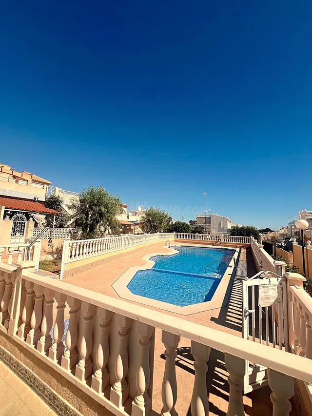 Bungalow con piscina comunitaria, Alicante, Orihuela Costa. 3 habitaciones, 105 m2, 3 kilómetros del mar — 2