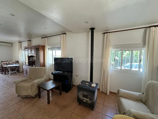 CASA-CHALET de PUEBLO con ALMACÉN de 35 m2 y NAVE de 100 m2  - foto 2