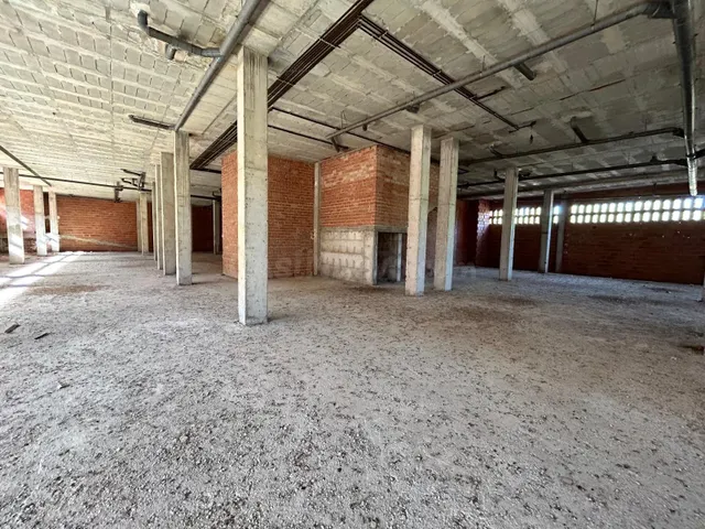 MAGNIFICO LOCAL EN MOLINA DE SEGURA