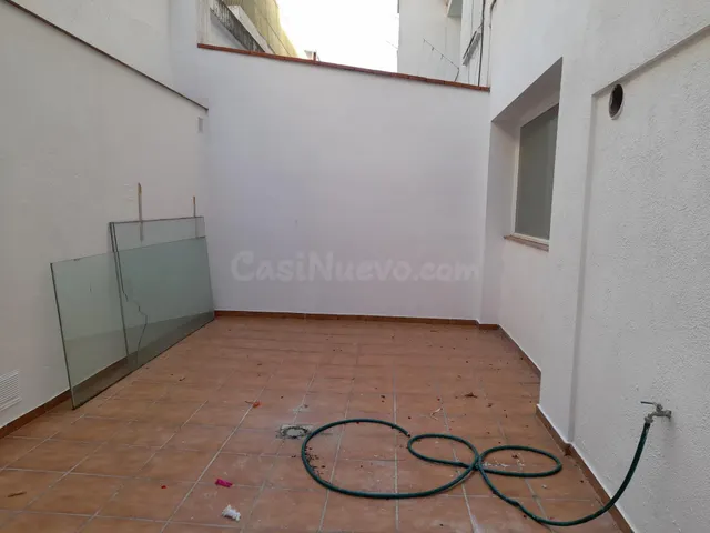Gran local comercial de 275m2 con patio en la Eixample — 3