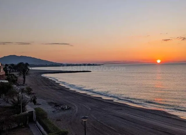 Planta baja en primera línea de playa en urbanización Naturi - foto 2