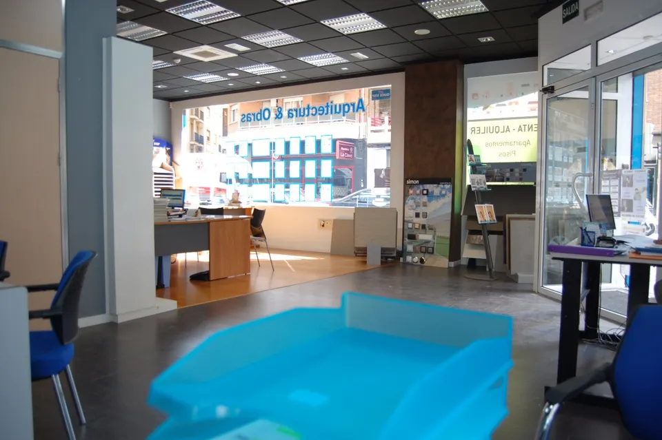 Local acondicionado, de 110 m2, tiene cuatro estancias, tienda, taller, despacho y aseo con ducha.