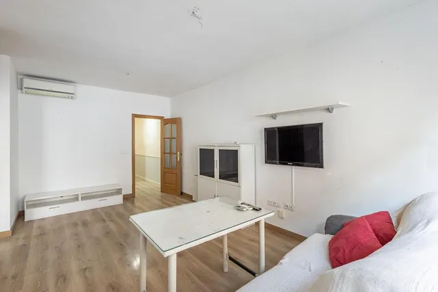 Piso con garaje, trastero y excelente ubicación en Huétor Vega — 4