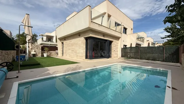 CHALET SEMINUEVO CON VISTAS AL MAR, PISCINA PRIVADA Y COCINA DE VERANO – LA TORRE DE LA HORADADA — 2