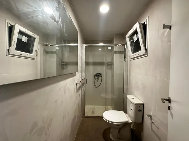 Local comercial con oficinas y zona de trabajo — 16
