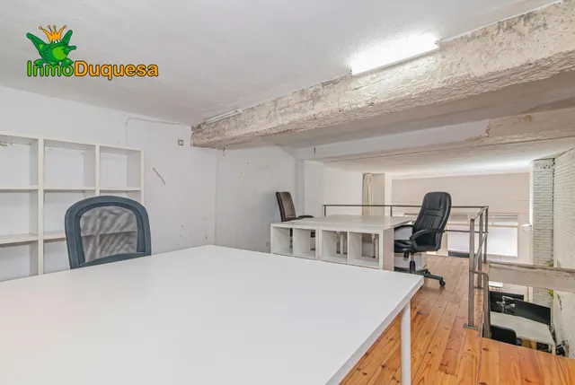 Local comercial de 87 m2 junto a calle Obispo Hurtado. Con doble altura. — 20