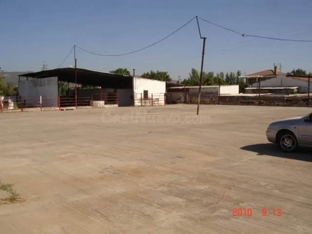 parcela con cunstrucion de techado de nave