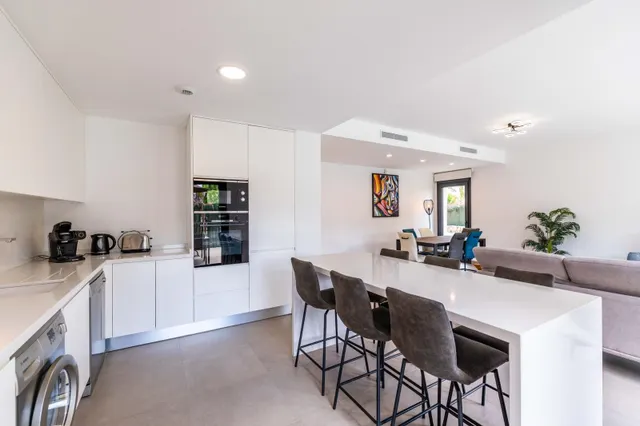 se vende una villa de 3 dormitorios y 3 baños en distancia de 250 metros hasta la playa Huguiericas en la Torre de la Horadada — 11