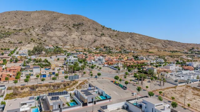 VILLA DE 4 DORMITORIOS Y 2 BAÑOS EN FORTUNA (MURCIA) — 48