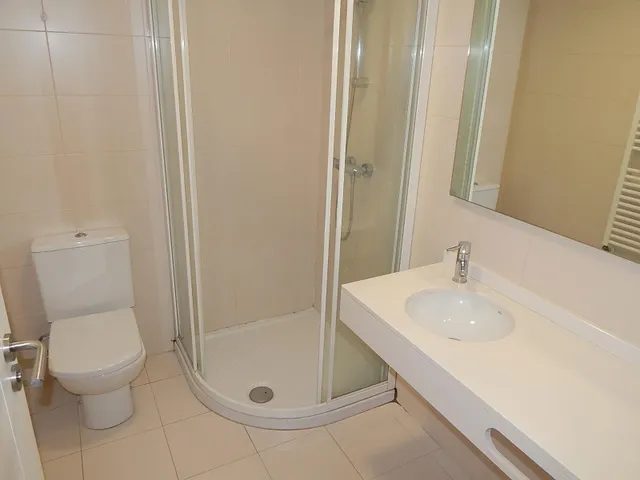 ETXEA vende piso en la Plaza de Castillo, 3 dormitorios, 2 baños, ascensor, 2ª altura — 23