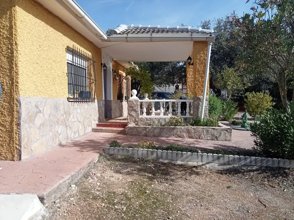 Chalet independiente de una planta con solárium, trastero y jardín consolidado