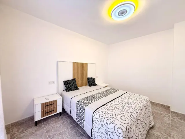 Apartamento reformado de 2 dormitorios en primera línea de Playa del Cura con vistas laterales al mar — 30