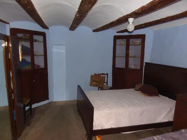Casa grande haciendo esquina en el centro del pueblo, con patio grande, planta baja, dos alturas — 4