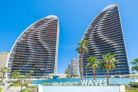 Piso excepcional de esquina de 3 dormitorios en Sunset Waves Playa de Poniente - www.inmobiliarialesdunes.com