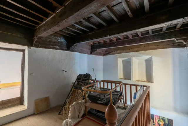 Casa de grandes dimensiones ubicada en la calle Duende, cerca de la Plaza del Conde Luque. — 26