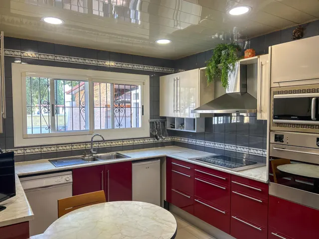 Chalet esquinero con apartamento independiente y piscina en Sant Pere de Ribes — 13