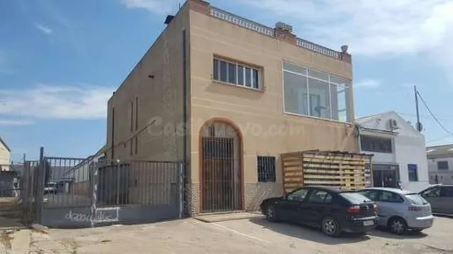 Gran oportunidad: nave industrial con viviendas por solo 399