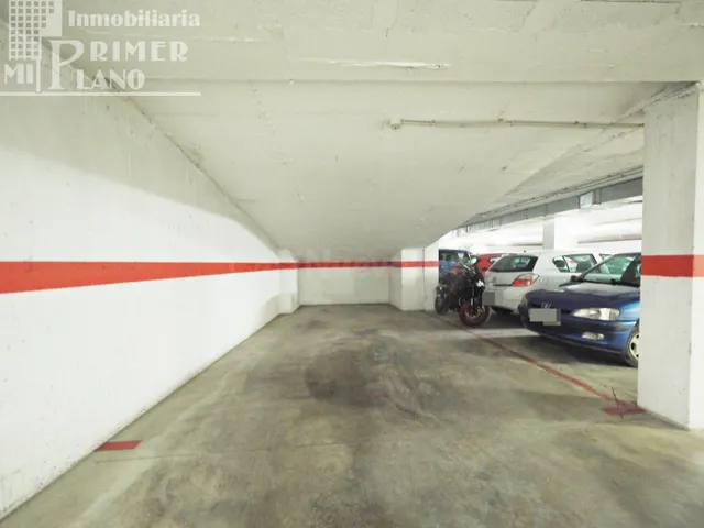 SE VENDE garaje + trastero en zona centro junto a calle Doña