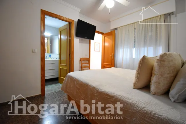 Confort y vistas al mar en este espacioso piso con balcón, gran garaje y trastero junto a la playa — 12