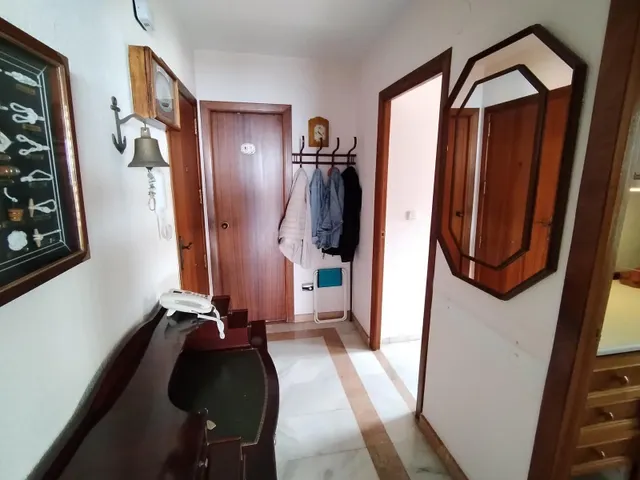 Apartamento de esquina con 2 dormitorios y terraza acristlada en 1 Linea playa Levante. — 4