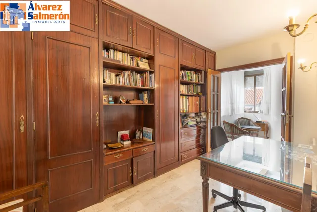 Amplio piso con garaje y trastero en el centro — 26