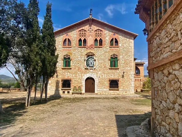 Masía historica con 16 ha de terreno a la venta en Sant Pere
